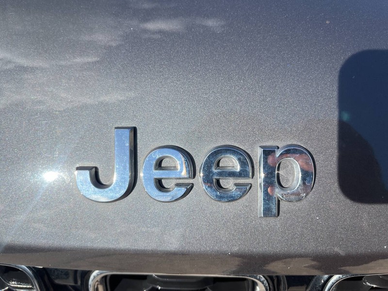 Jeep Grand Cherokee L Vehicle Image 18