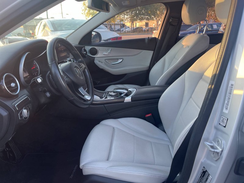 Mercedes-Benz C-Class Vehicle Image 09