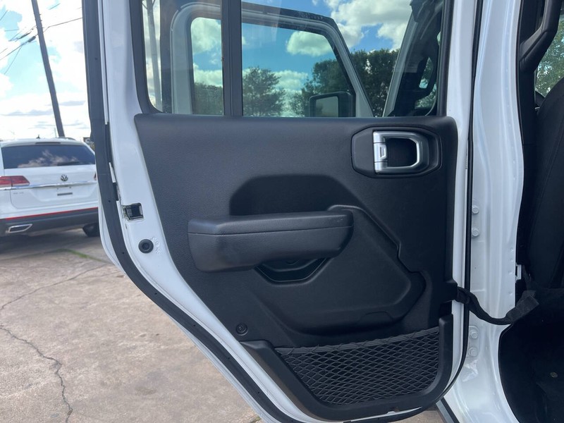 Jeep Gladiator Vehicle Image 16