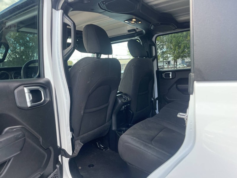 Jeep Gladiator Vehicle Image 17