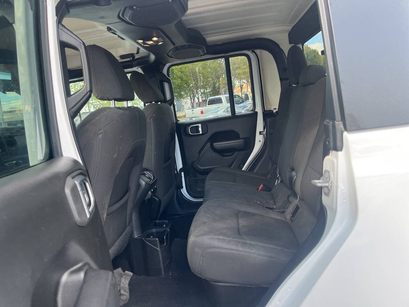 Jeep Gladiator Vehicle Image 18