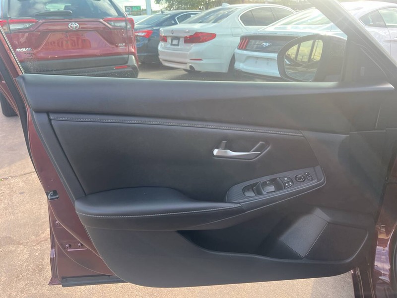 Nissan Sentra Vehicle Image 07