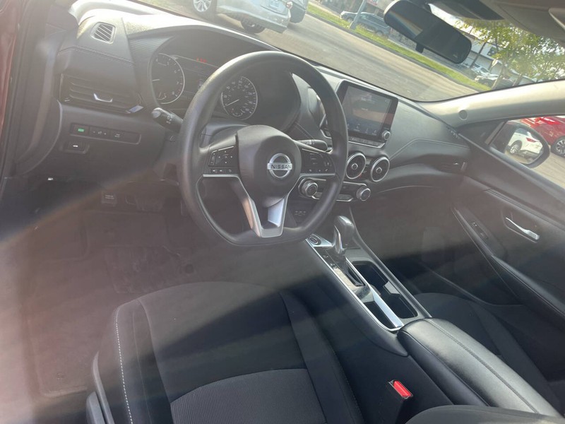 Nissan Sentra Vehicle Image 09