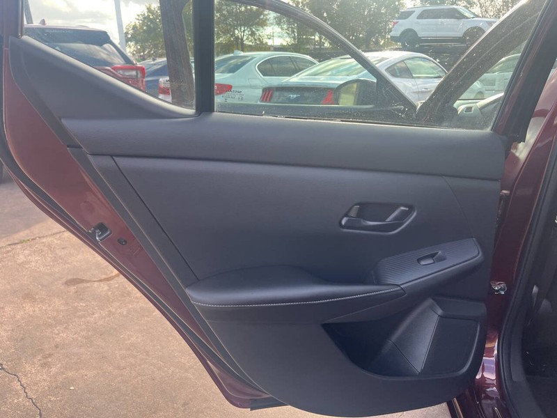 Nissan Sentra Vehicle Image 15