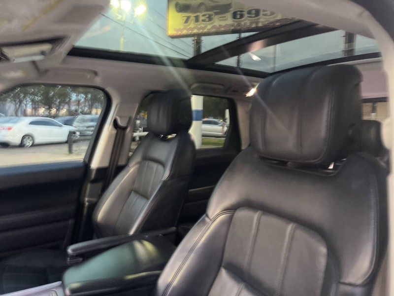 Land Rover Range Rover Sport Vehicle Image 14
