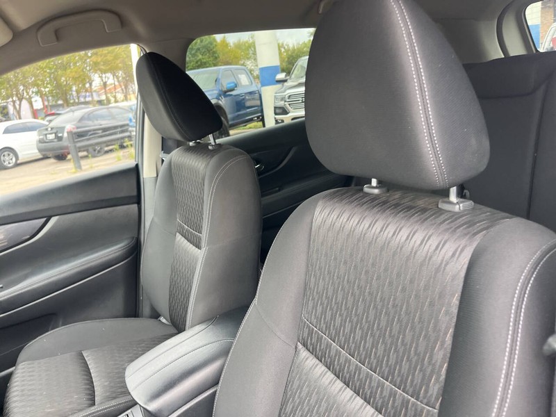 Nissan Rogue Vehicle Image 14