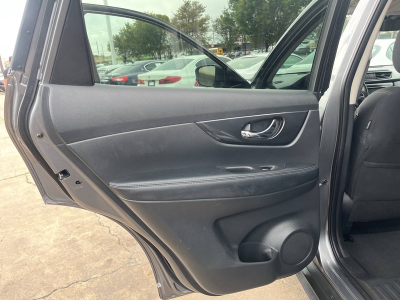 Nissan Rogue Vehicle Image 15