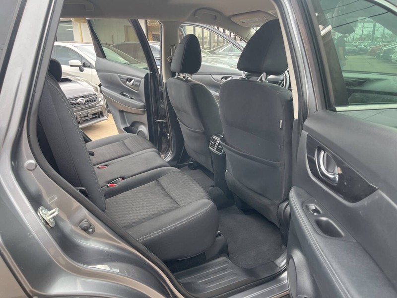 Nissan Rogue Vehicle Image 19