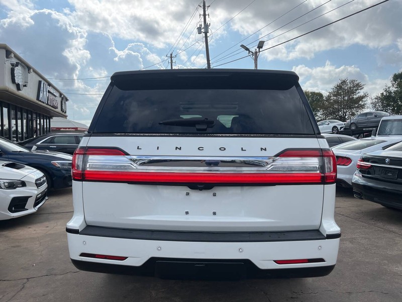 Lincoln Navigator L Vehicle Image 04