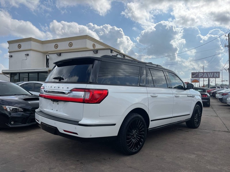 Lincoln Navigator L Vehicle Image 05