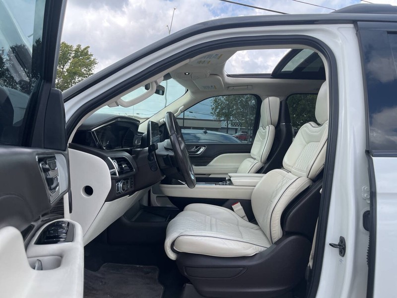 Lincoln Navigator L Vehicle Image 07