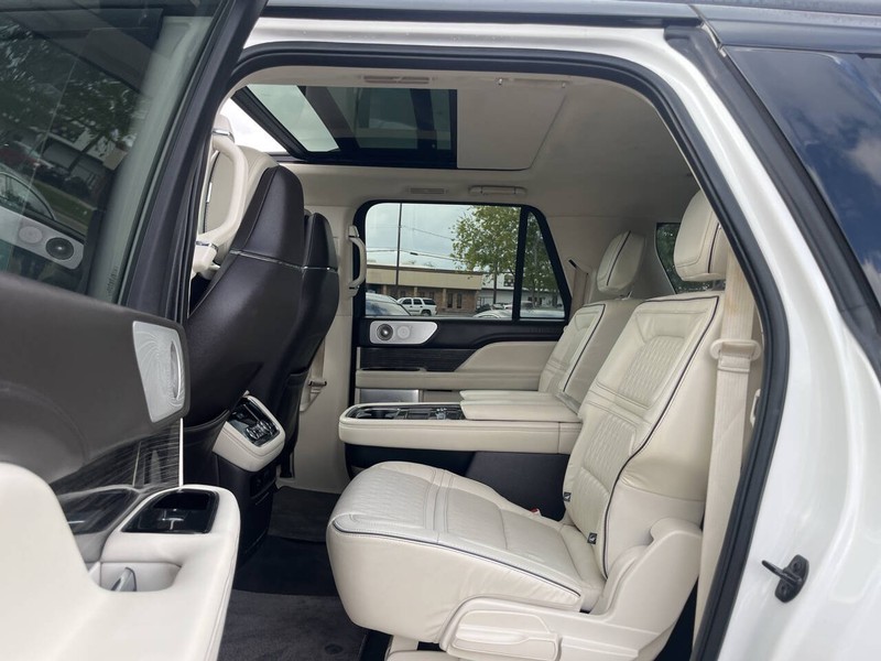 Lincoln Navigator L Vehicle Image 08