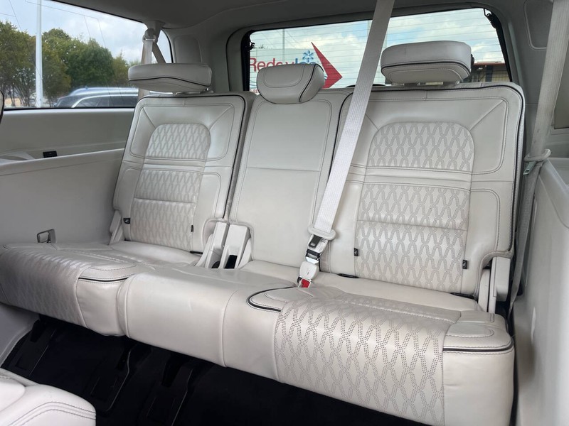Lincoln Navigator L Vehicle Image 09