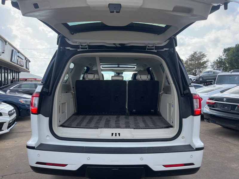 Lincoln Navigator L Vehicle Image 10