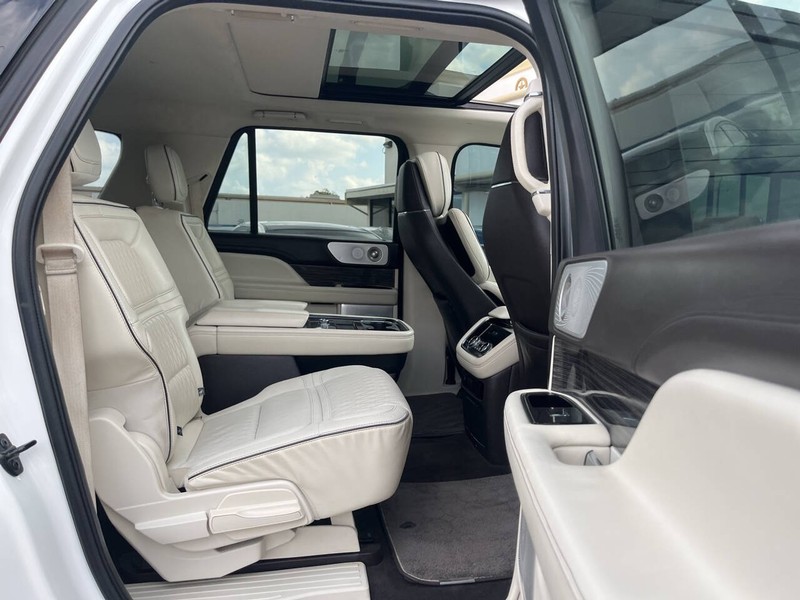 Lincoln Navigator L Vehicle Image 11