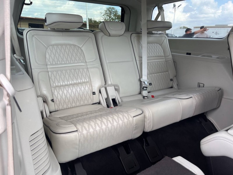 Lincoln Navigator L Vehicle Image 12