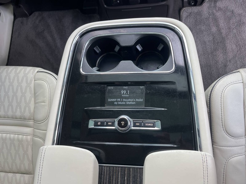 Lincoln Navigator L Vehicle Image 13