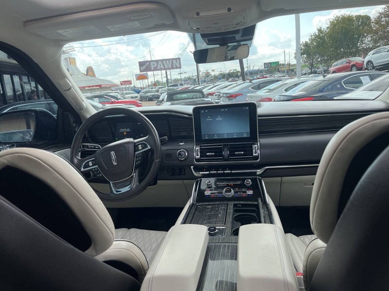 Lincoln Navigator L Vehicle Image 14