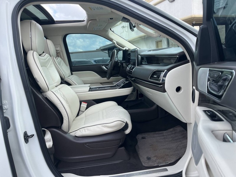 Lincoln Navigator L Vehicle Image 15