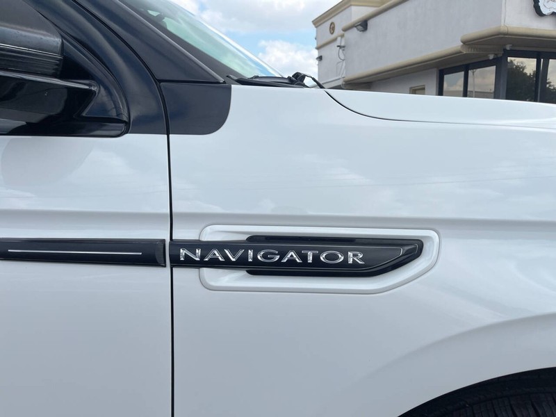 Lincoln Navigator L Vehicle Image 16