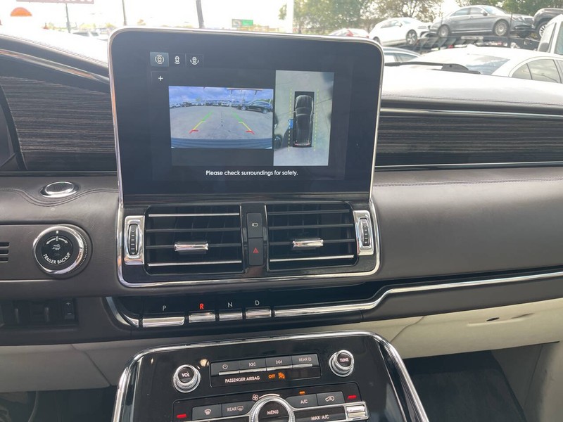 Lincoln Navigator L Vehicle Image 17