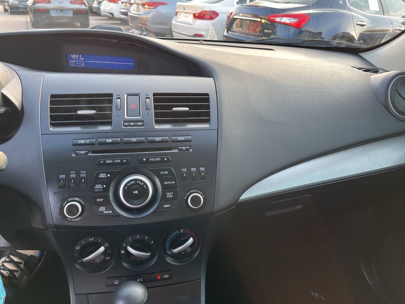 Mazda Mazda3 Sedan Vehicle Image 13