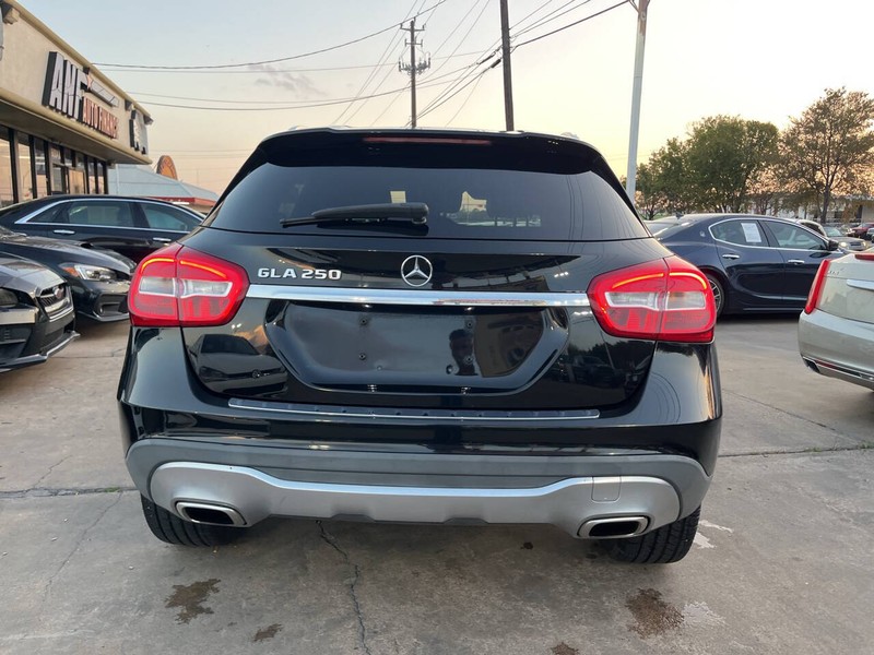 Mercedes-Benz GLA Vehicle Image 04