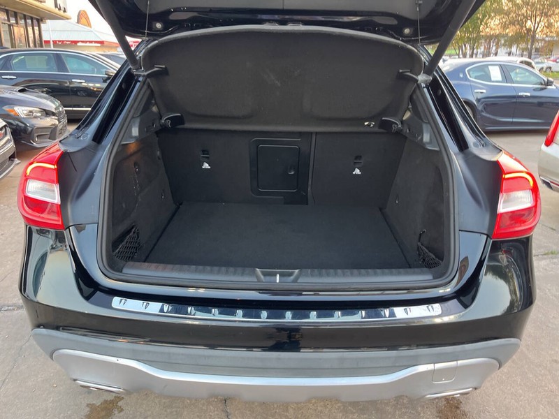 Mercedes-Benz GLA Vehicle Image 09