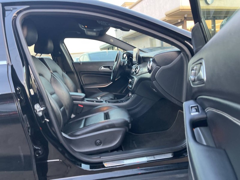 Mercedes-Benz GLA Vehicle Image 11