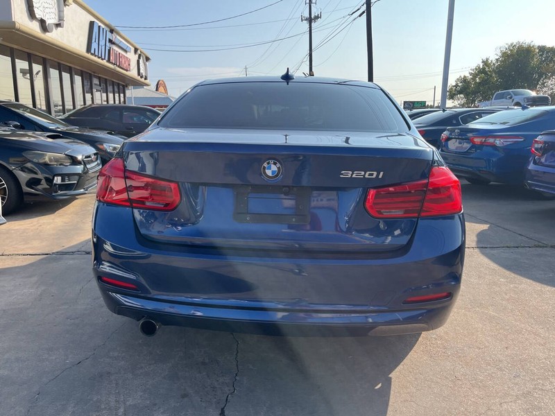 BMW 3 Series Vehicle Image 04