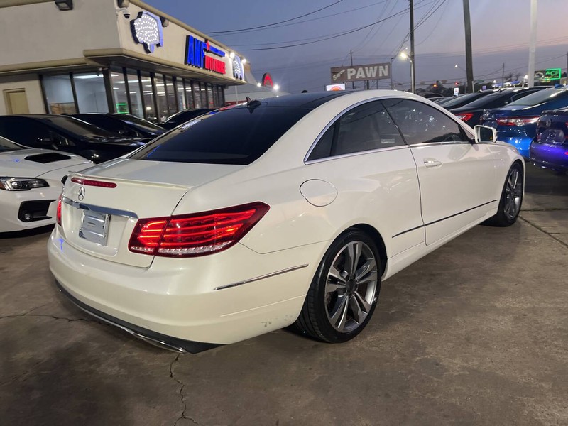 Mercedes-Benz E-Class Vehicle Image 04