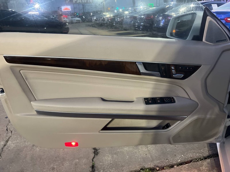 Mercedes-Benz E-Class Vehicle Image 07