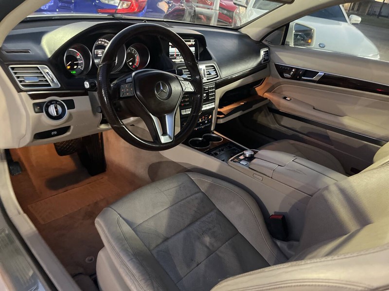 Mercedes-Benz E-Class Vehicle Image 08