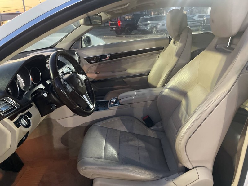 Mercedes-Benz E-Class Vehicle Image 09