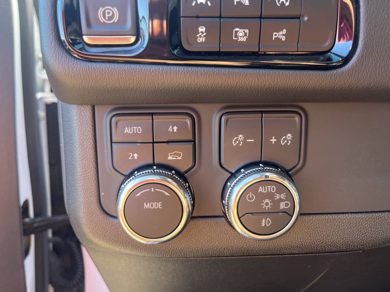 GMC Yukon XL Vehicle Image 10