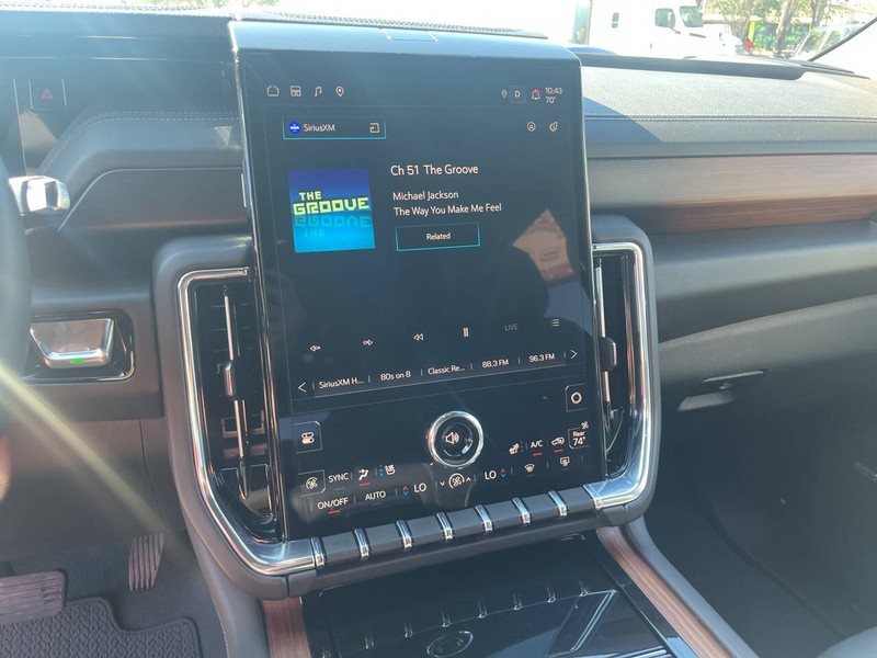 GMC Yukon XL Vehicle Image 11