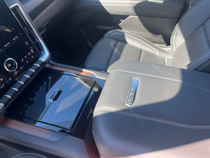 GMC Yukon XL Vehicle Image 12