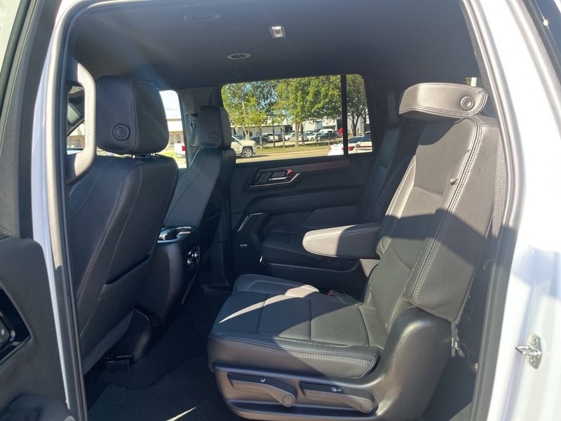 GMC Yukon XL Vehicle Image 16