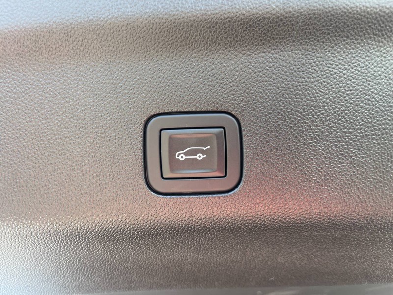 GMC Yukon XL Vehicle Image 21