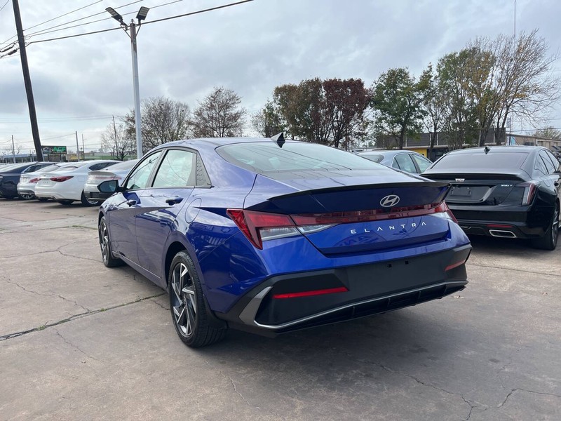 Hyundai Elantra Vehicle Image 03