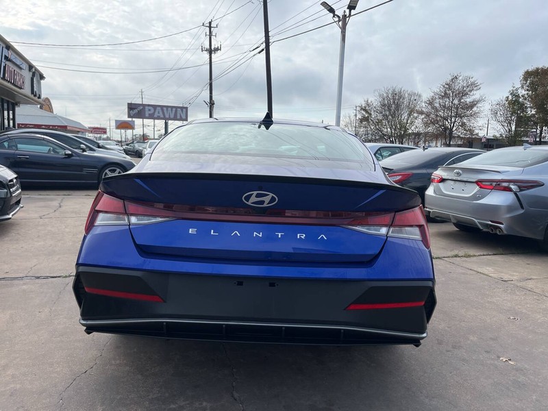 Hyundai Elantra Vehicle Image 04