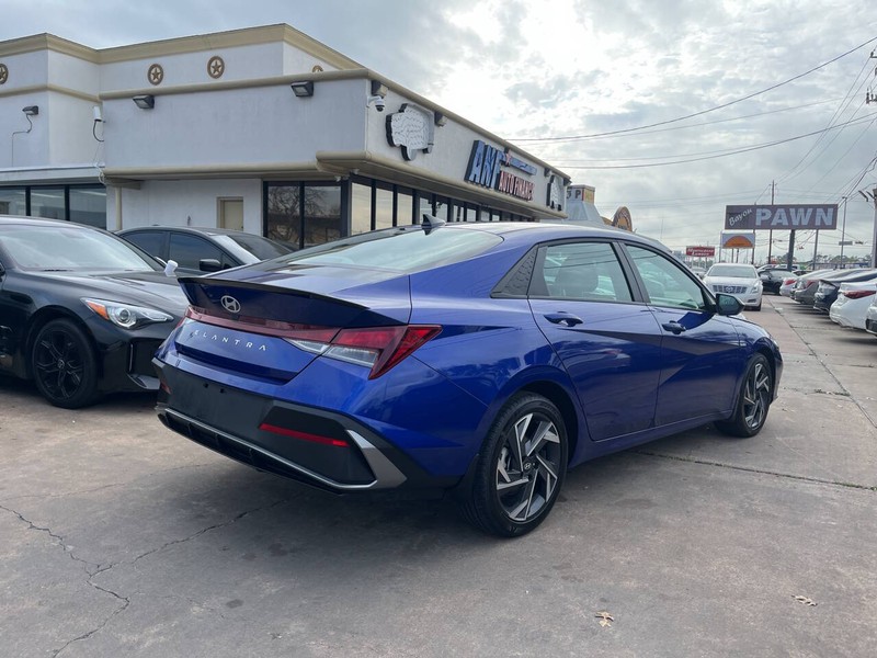 Hyundai Elantra Vehicle Image 05