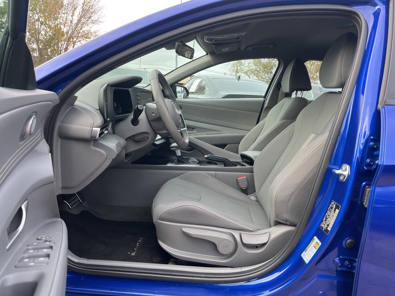 Hyundai Elantra Vehicle Image 08