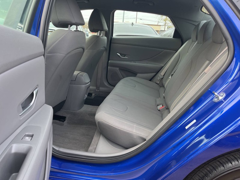 Hyundai Elantra Vehicle Image 09