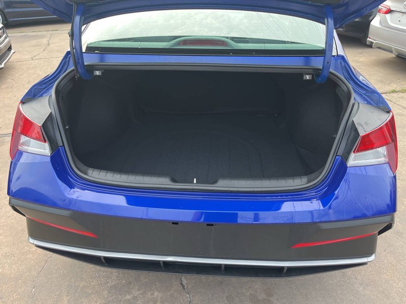 Hyundai Elantra Vehicle Image 10