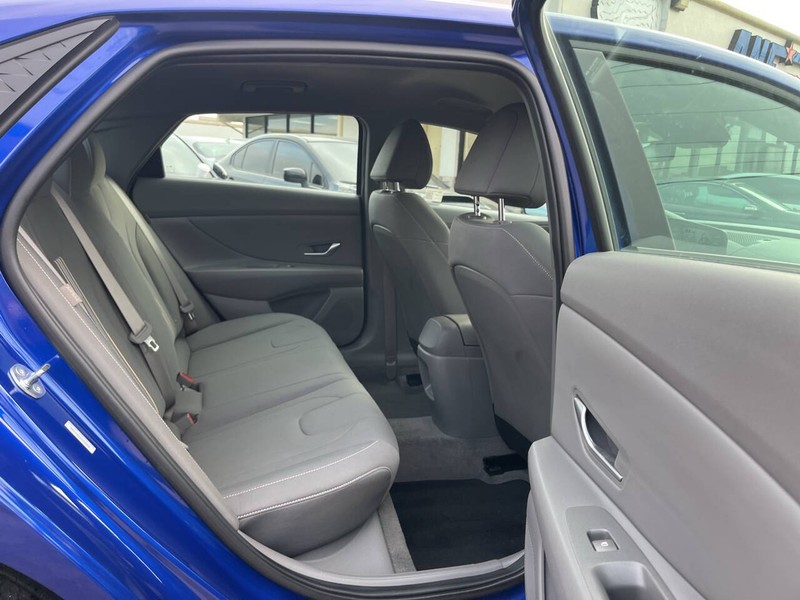 Hyundai Elantra Vehicle Image 11