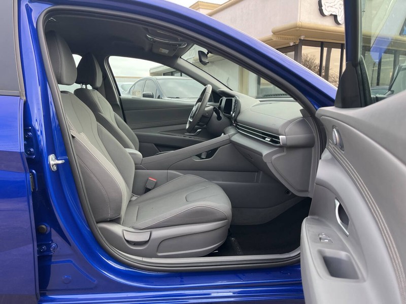 Hyundai Elantra Vehicle Image 12