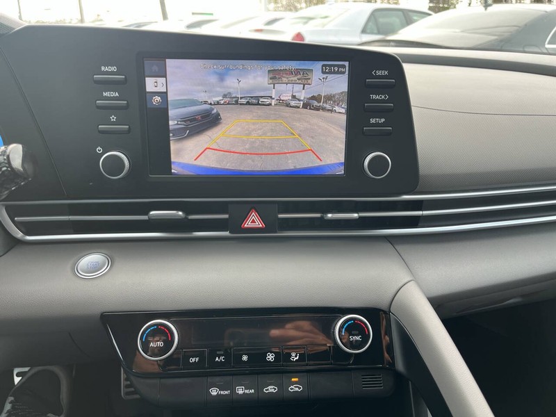 Hyundai Elantra Vehicle Image 13