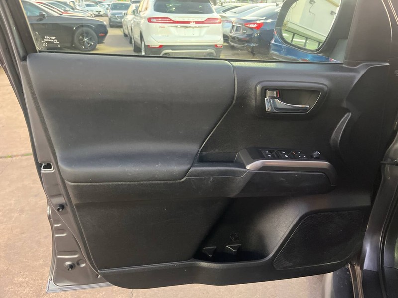 Toyota Tacoma Vehicle Image 06