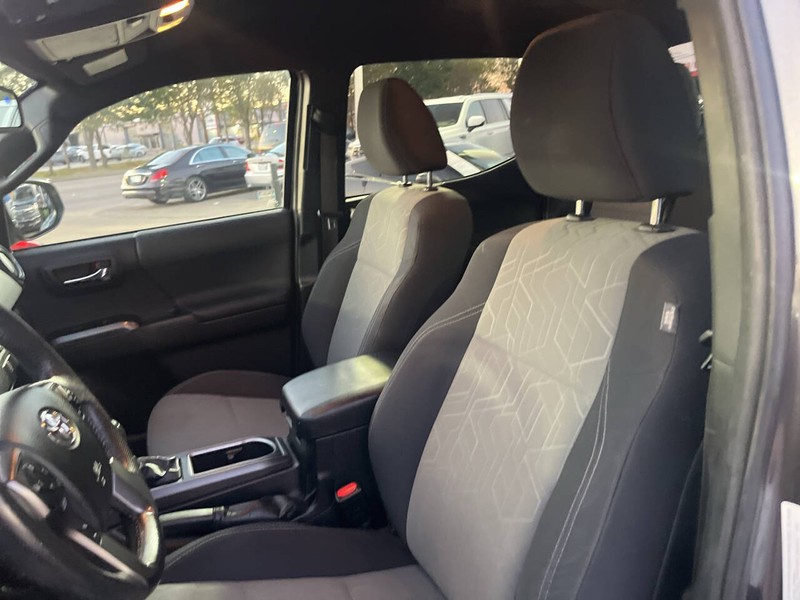 Toyota Tacoma Vehicle Image 11